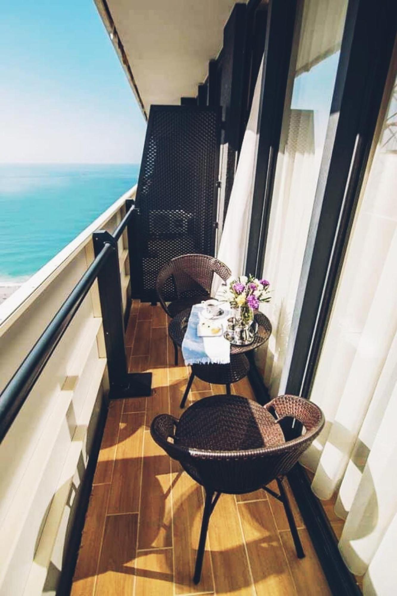 Orbi City Sea View Aparthotel Batoemi Buitenkant foto